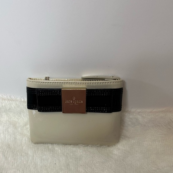 kate spade Handbags - Kate Spade Cream and Black Color-Block Wallet 🤍🤍🤍